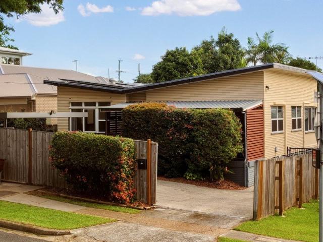 Comfortable Updated Living on a Generous Aspley Block