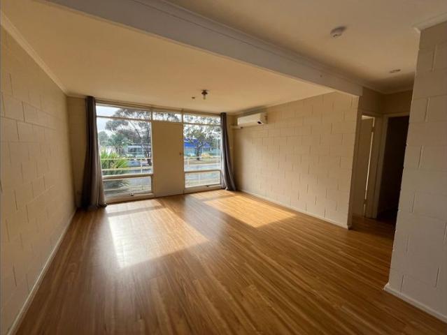 Comfortable Upstairs Unit in Prime Northern Suburbs Location
