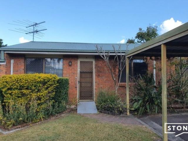 Comfortable Villa Unit Close to Amenities, Public Transport, and Local Shops!