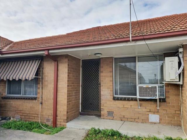 Comfortable and conveniently located, this 2 bedroom, 1 bathroom home in Thomastown is perfect for those seeking low maintenance living