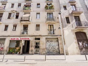 Comfortable and modern studio with balcony in central Barcelona