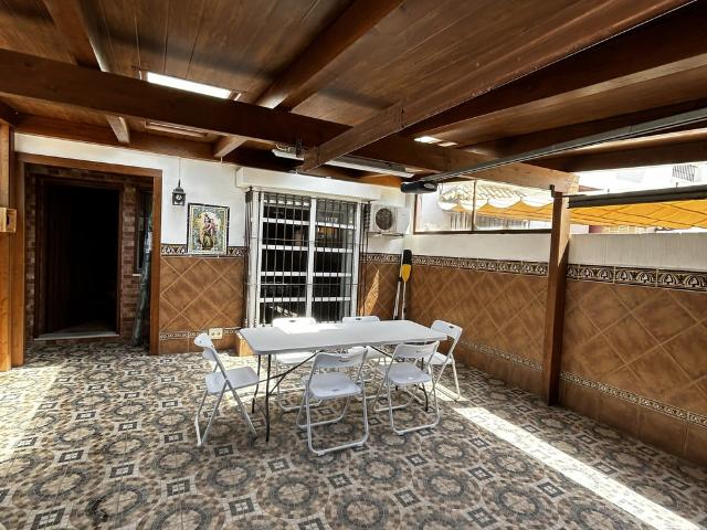 Comfortable and well equipped home, perfect for fa