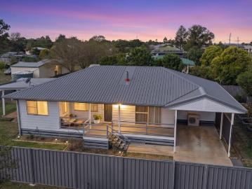 Comfortable and tastefully renovated home in lovely Clifton