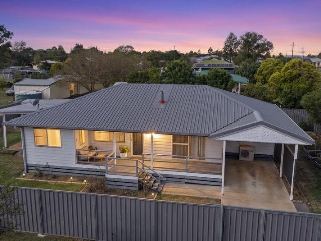 Comfortable and tastefully renovated home in lovely Clifton