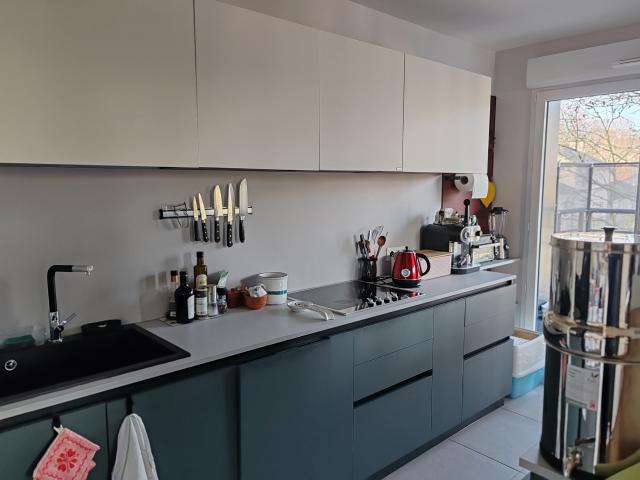Comfortable apartment located in a quiet alley, a stone's throw from the Saint Ouen flea market, Montmartre and two metro lines