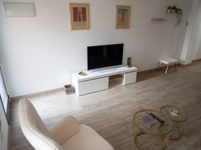 Comfortable apartment near Airport by beBalmy