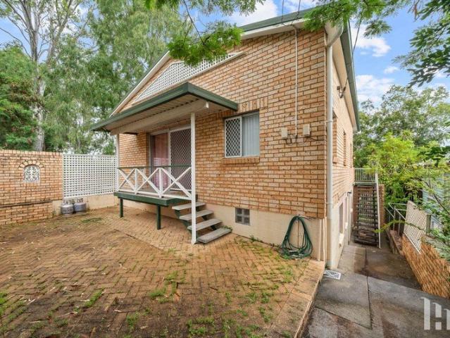 Comfortable, breezy 2 bed unit in prime Greenslopes locale