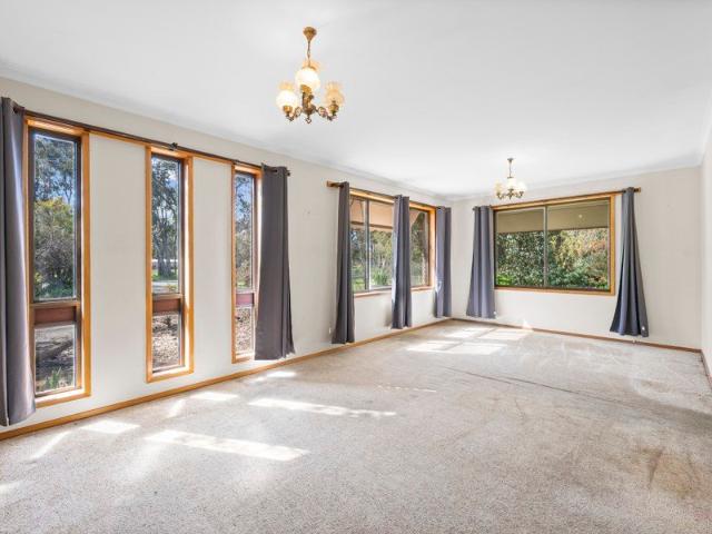 Comfortable Brick Veneer 3Br / 2 Bathroom Home Located on 2024m2 Allotment Opposite Parklands Solid Shed/Garage