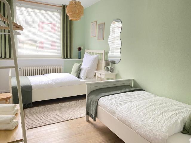 Comfortable & central 3 room apartment in Hannover with Parking, Elevator & Balcony
