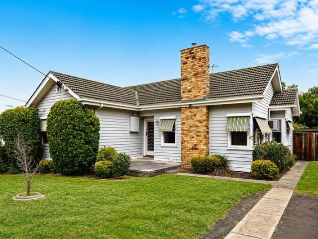 Comfortable & Charming Living in a Convenient Location with Gardening Included!