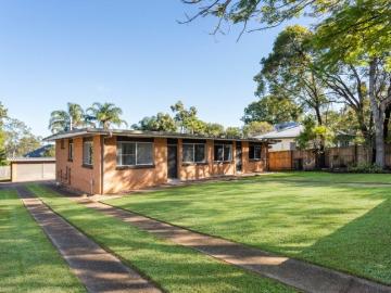 Comfortable & Convenient Duplex Living With Lawn Maintenance Included