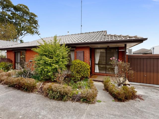 Comfortable & Convenient Glen Iris Living