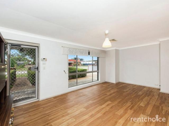Comfortable & Convenient Home in Prime Redcliffe Location