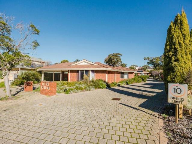 Comfortable & Convenient Living in the Heart of Bayswater!