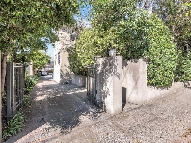Comfortable & convenient living in the heart of Kew