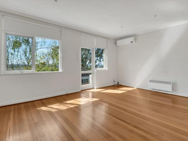 Comfortable & convenient living in the heart of Kew