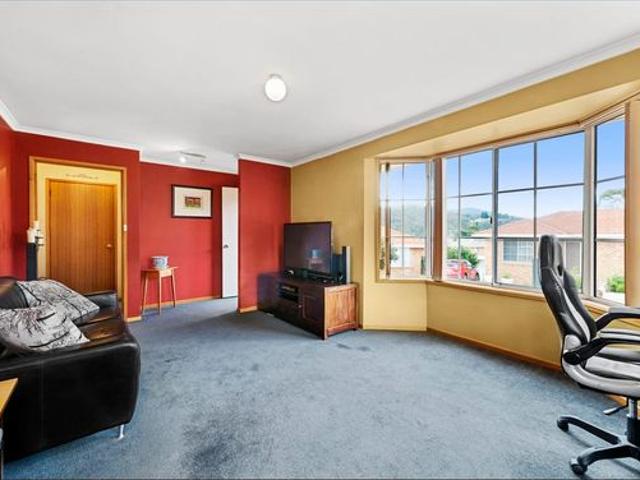 Comfortable & Convenient Living In Geilston Bay