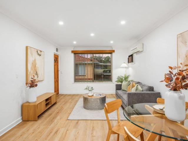 Comfortable & Convenient Living in Plympton Park