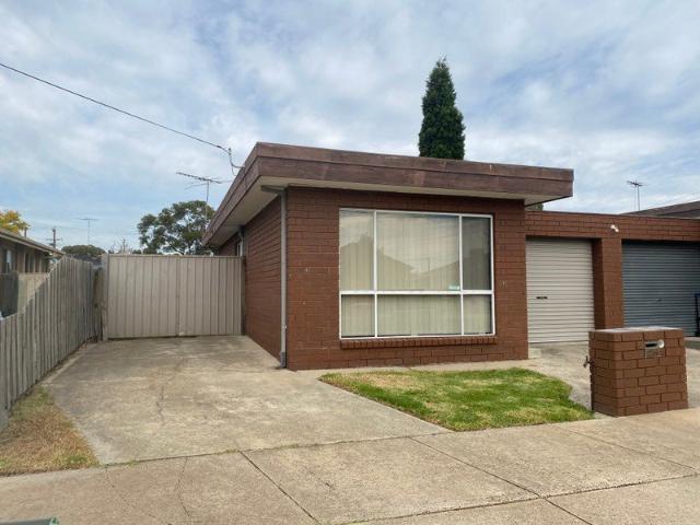 Comfortable & Convenient Low Maintenance Living!
