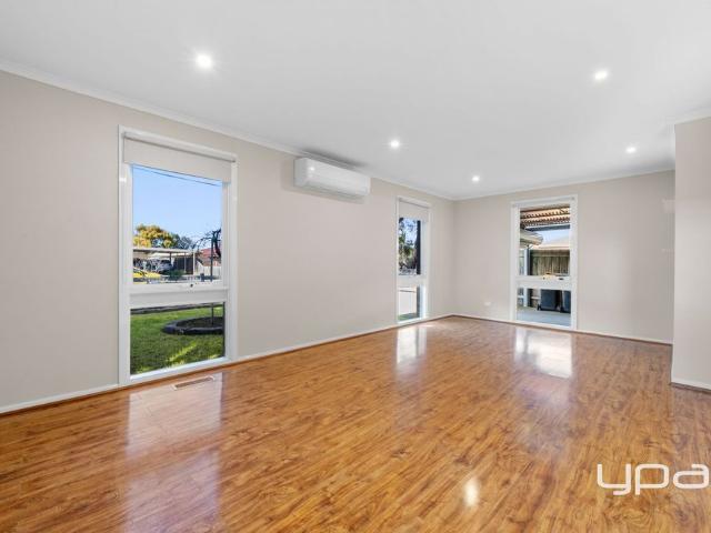 Comfortable, Convenient & Ready to Enjoy Family Home!