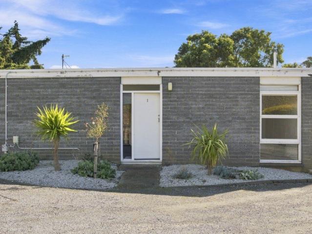 Comfortable & Convenient Riverside Living