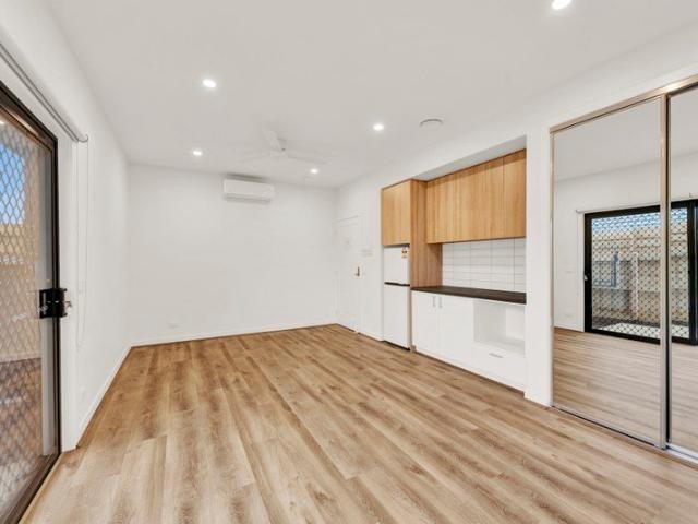 Comfortable & convenient room available in a well located rooming house!