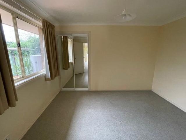 COMFORTABLE & CONVENIENT UNIT NEAR UNE