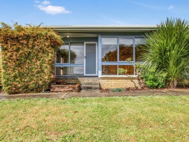 COMFORTABLE & CONVENIENT 2 BEDROOM UNIT