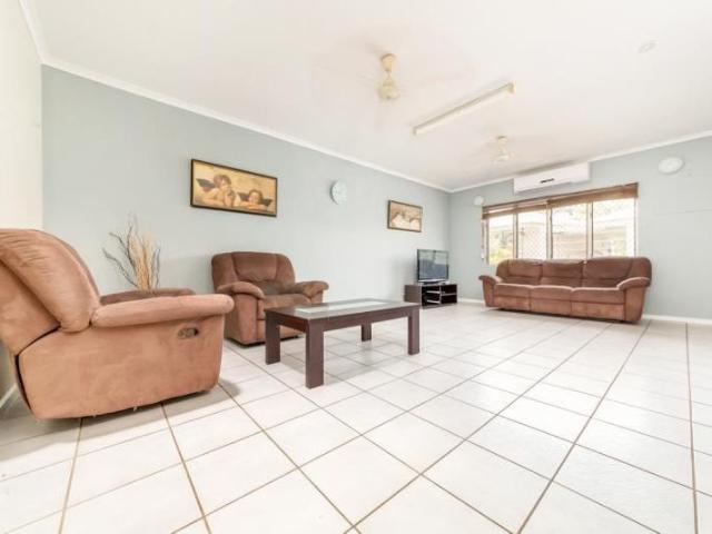 Comfortable & Convenient 2 Bedroom Home with Private Courtyard & Spa