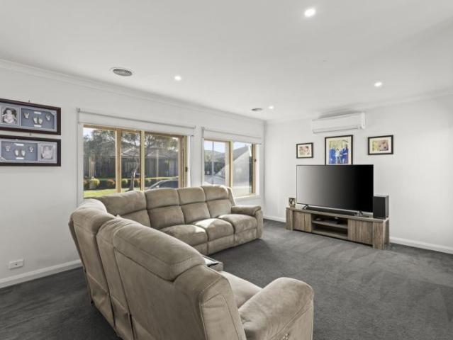 COMFORTABLE CORNER LOT LIVING IN ST ALBANS PARK