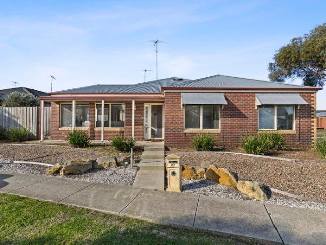 COMFORTABLE CORNER LOT LIVING IN ST ALBANS PARK