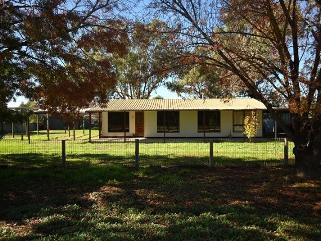 Comfortable Country Living with Excellent Shedding