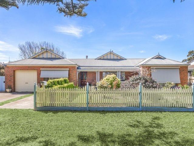 Comfortable Country Living Close to Tower Hill