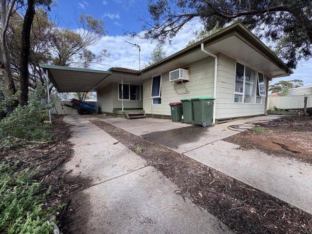 Comfortable Cul de Sac Living with Parkside Appeal