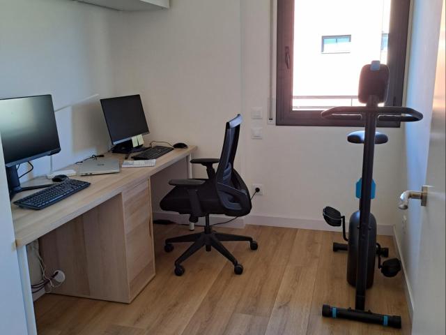 Comfortable doube bedroom in fully furnished apartment with home office well connected to the city center