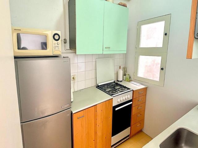 Comfortable double bedroom very close to Entença metro station