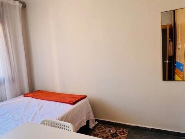 Comfortable double bedroom well connected to the city center