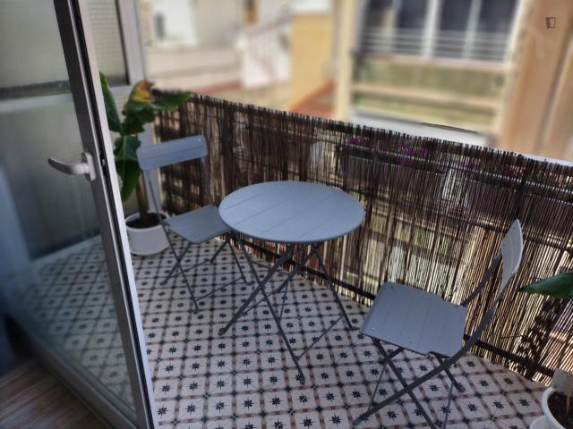 Comfortable double bedroom with a balcony, in Mercado