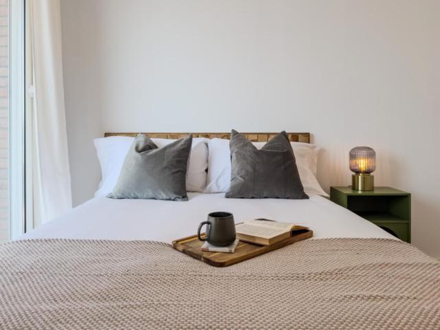 Comfortable double bedroom with balcony close to the Sagrada Famila