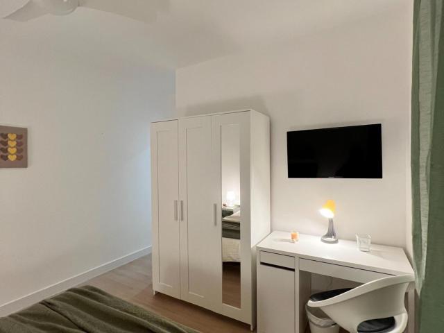 Comfortable double bedroom within walking distance to the beach