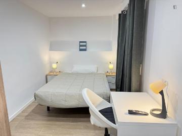 Comfortable double bedroom close to the city center