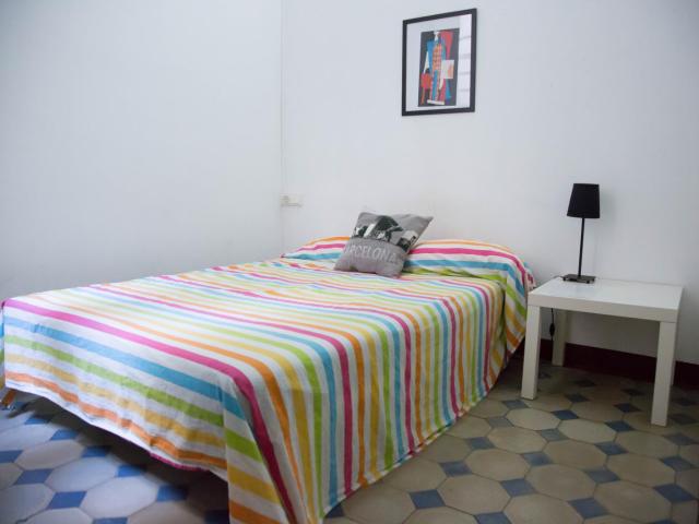 Comfortable double bedroom in the trendy Dreta l'Eixample neighbourhood