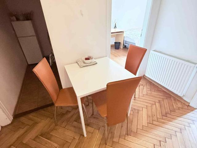 Comfortable double bedroom in a 3 Bedroom apartment, close to Galeria Kazimierz