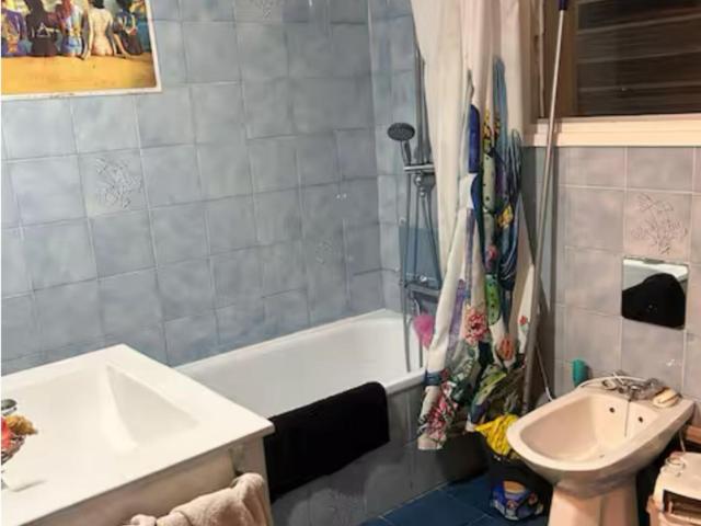 Comfortable double bedroom in family apartment well connected to Barcelona