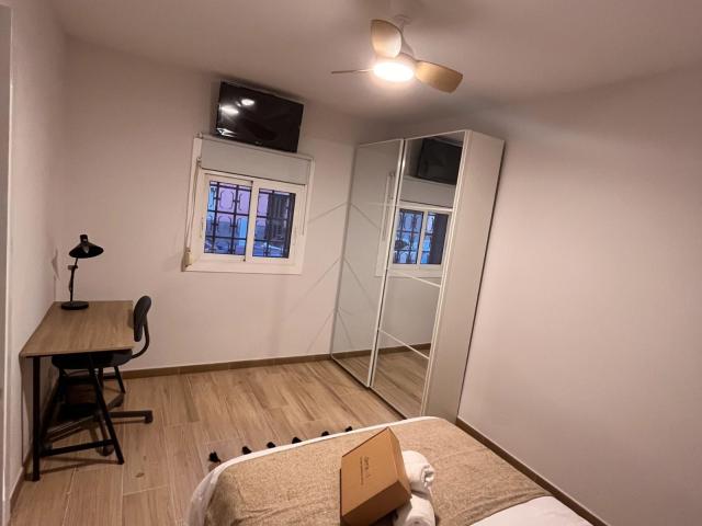 Comfortable double bedroom in Gavà, well connected to Barcelona