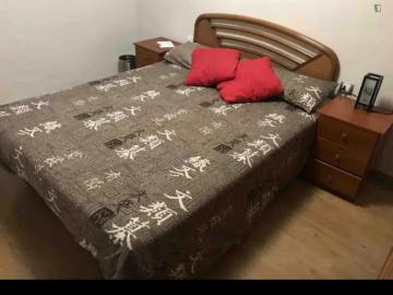 Comfortable double bedroom next to the Virrei Amat neighbourhood