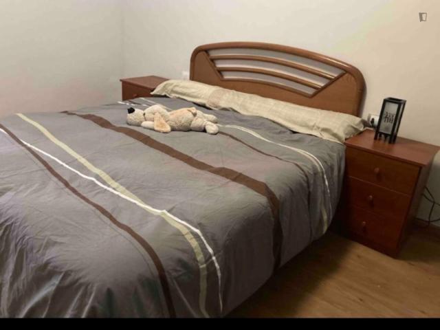 Comfortable double bedroom next to the Virrei Amat neighbourhood