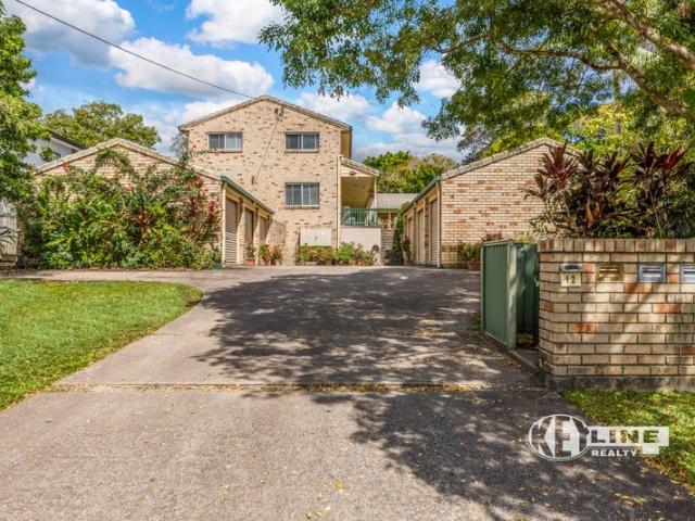 COMFORTABLE DOUBLE STOREY TOWNHOUSE: GREAT ENTRY LEVEL BUYING!