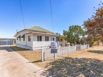 COMFORTABLE FAMILY HOME WITH PRACTICAL FEATURES