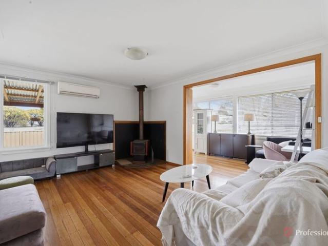 COMFORTABLE FAMILY HOME WITH RENOVATED KITCHEN
